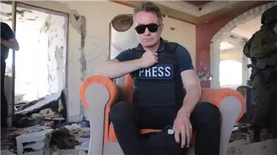 صحفي بريطاني ينشر صورة له أثناء جلوسه على كرسي يحيى السنوار 