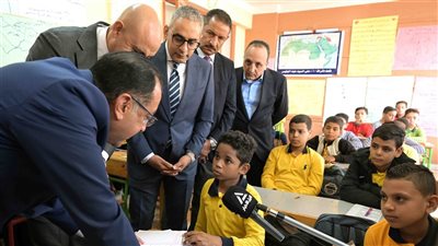 رئيس الوزراء يحضر حصة لغة عربية بأحد الفصول في كرداسة 