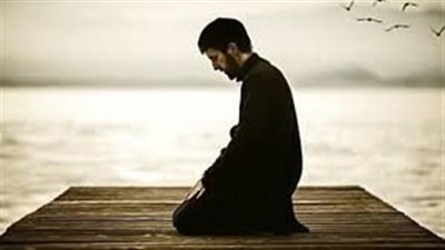  تفسير حلم الصلاة عكس القبلة في المنام وعلاقته بالفواحش والآثام