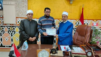 مدير أوقاف الإسماعيلية يكرم عاملا لتفانيه في العمل 