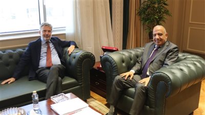 وزير الكهرباء يبحث مستجدات مشروع ربط التيار مع إيطاليا 