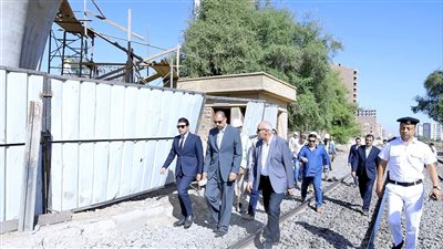 محافظ سوهاج يتفقد أعمال إنشاء كوبري أعلى مزلقان الروافع قبلي