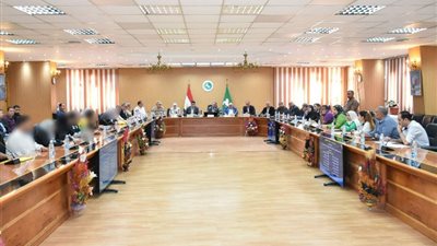 محافظ الشرقية يلتقى 13 شخصا من ذوى الهمم لحل مشكلاتهم 