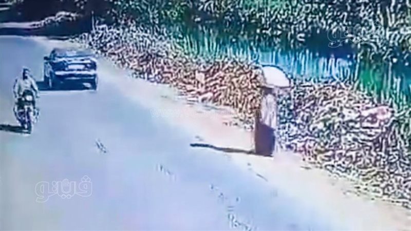 لحظة إلقاء سيدة طفلة