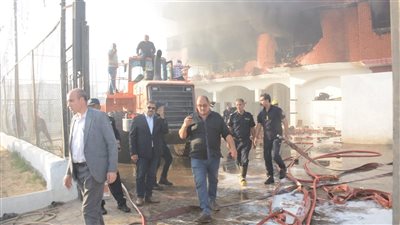 محافظ الغربية يتفقد موقع حريق مصنع بلاستيك بكفر الزيات (صور)