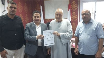 تسليم 8 نماذج من طلبات التصالح لمن استوفوا الاشتراطات المطلوبة في ساقلتة بسوهاج