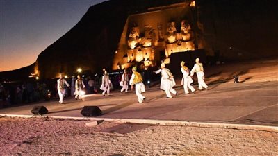 عروض فنية متميزة تسحر قلوب السياح في ليلة تعامد الشمس بمعبدي أبو سمبل (فيديو وصور)