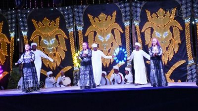 قبل تعامد الشمس، احتفالية لـ 9 فرق للفنون الشعبية على مسرح السوق في أبوسمبل السياحية (فيديو وصور)