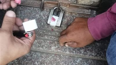 إغلاق وتشميع محلات تحولت من سكني إلى تجاري بالجيزة (صور)