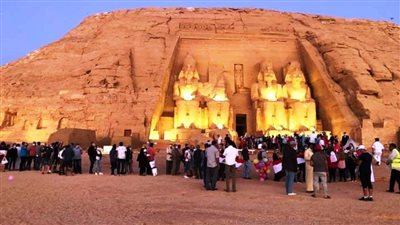 الشمس تتعامد على وجه الملك رمسيس الثاني في معبده الكبير بأبوسمبل، غدا