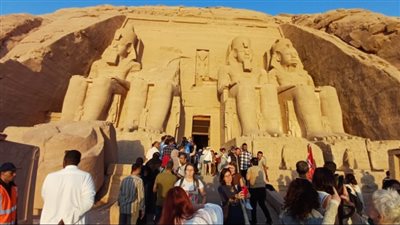 بدء ظاهرة تعامد الشمس على تمثال رمسيس الثانى بمعبدى أبوسمبل
