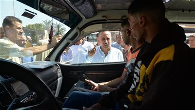 محافظ أسيوط يتفقد مجمع مواقف المعلمين للتأكد من الالتزام بالتعريفة الجديدة