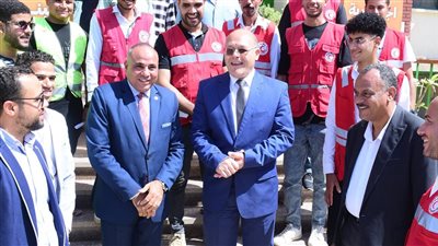 رئيس جامعة سوهاج يشارك 6 آلاف طالب فى العمل التطوعي بالهلال الأحمر 