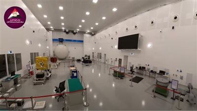 جولة داخل مركز تجميع واختبار الأقمار الصناعية بوكالة الفضاء المصرية (فيديو) 