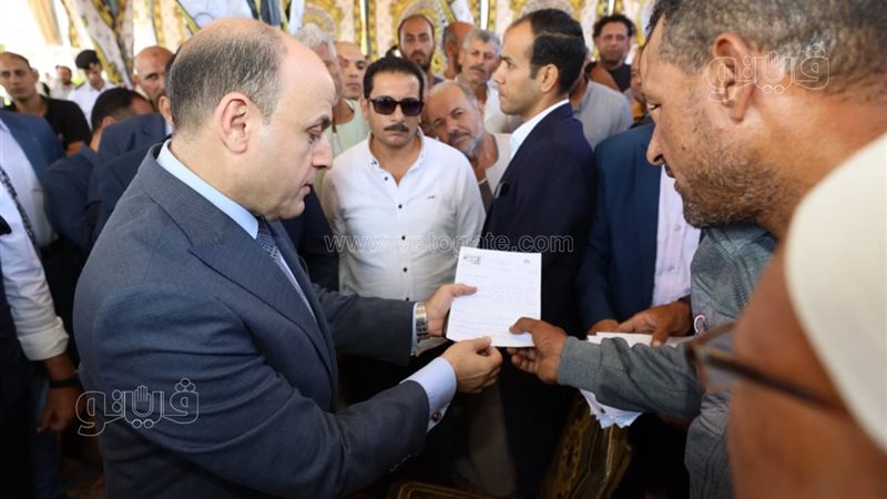 المحافظ يزور قرية