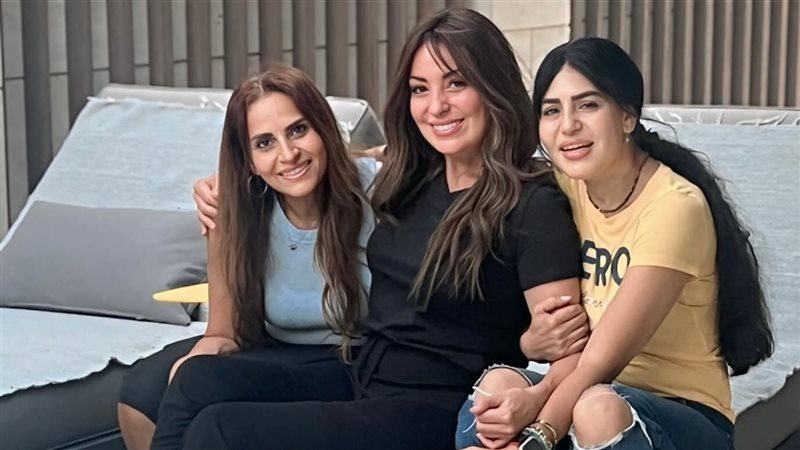 نرمين الفقي وصديقاتها،