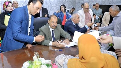 محافظ سوهاج يبحث شكاوى وطلبات 406 مواطن 