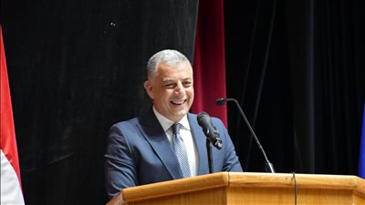 محافظ الإسماعيلية يهنئ محافظ ومواطني السويس الباسلة بالعيد القومي  