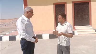 لمنع تكدس الشاحنات المتجهة لمعبر قسطل، محافظ أسوان يتفقد موقف النقل الثقيل بأبوسمبل (صور)