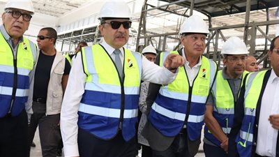 وزير قطاع الأعمال يتفقد مشروعات التطوير بشركة النصر للسيارات (صور)