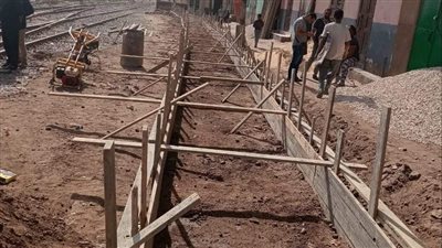 بناء سور عازل وكوبري عائم مؤقت بقرية البليدة بالعياط بعد حادث قطار مأساوي (صور)