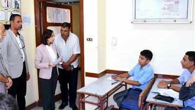 محافظ البحيرة تتفقد سير العملية التعليمية بقرية الأبعادية