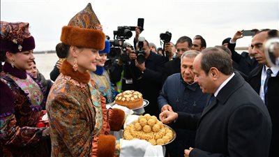 السيسي يتناول حلوى روسية لحظة وصوله مدينة قازان ( فيديو)