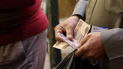 وزير التموين يشعل الغضب بالتحول للدعم النقدي.. نادر نور الدين لـ الحكومة: تطبيقه خراب وابعدوا عن الحرافيش.. هاني توفيق: قنبلة موقوتة.. ومواطنون: طعنة للفقراء والتجار سينفردون بالأسعار 