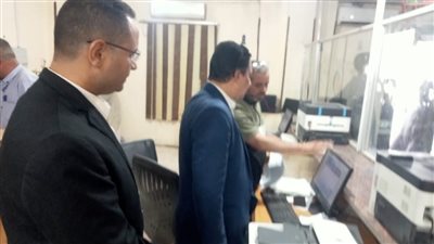 رئيس مركز ساقلتة يتابع إنهاء طلبات المواطنين بالمركز التكنولوجى