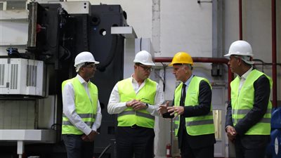 وزير الإسكان يزور مصنع 
