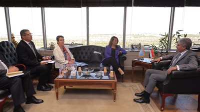 وزير السياحة يبحث مع 