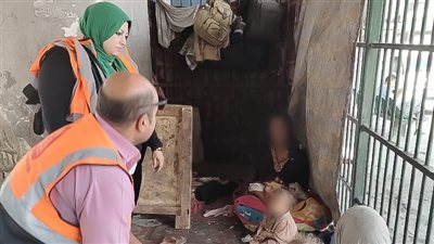 التدخل السريع ينقل سيدة بلا مأوى وأطفالها تفترش الشارع أسفل كوبري أكتوبر بالقاهرة 