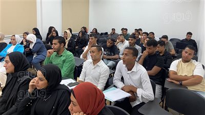 طلاب جامعة طيبة في الأقصر يناقشون تدريباتهم الصيفية (صور)