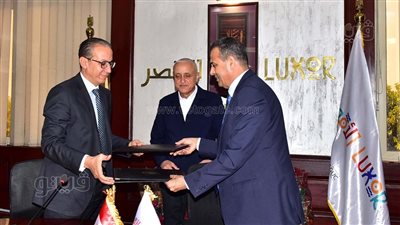 محافظ الأقصر يشهد توقيع عقد تشغيل حمام السباحة الأوليمبي بالعوامية (صور)