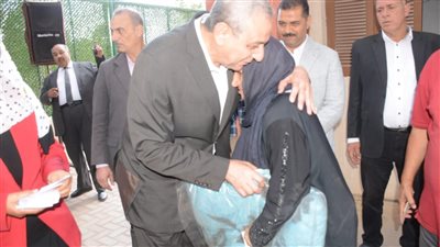 محافظ الغربية يوزع مساعدات مالية واجتماعية ضمن مبادرة بداية (صور)