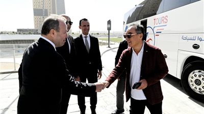 مسئولو الإسكان يصطحبون أسطورة العقارات في اليابان وأعضاء تحالفه الاستثماري بجولة بالعاصمة الإدارية