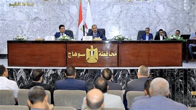 محافظ سوهاج يناقش آليات التخلص من نواتج تطهير الترع والمصارف المائية