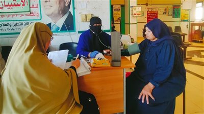 تقديم ٢١٠٠ خدمة طبية مجانية بقافلة علاجية بكفر العرب بالشرقية 