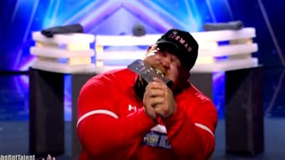 متسابق أمريكي يثير ذعر حكام Arabs Got Talent بعد تحطيمه الأشياء (فيديو)