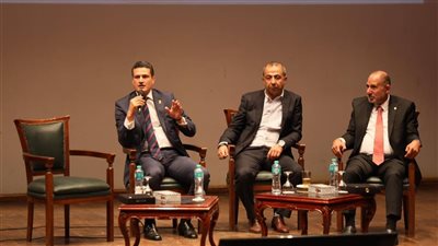 الأزهر للفتوى يهدي طلاب جامعة عين شمس منحة لتلقي برنامج تأهيل المقبلين على الزواج (ًصور)