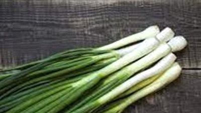 فوائد البصل الأخضر، يحارب أمراض القلب والسرطان ويعزز جمال البشرة 