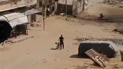 مشهد يدمي القلوب، مسيرة إسرائيلية تقتل طفلًا في غزة وتقصف من حاولوا إنقاذه (فيديو)