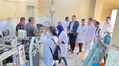 طلاب كلية تكنولوجيا الصناعة والطاقة بالأقصر يزورون حاضنة أعمال طيبة للتراث (صور)