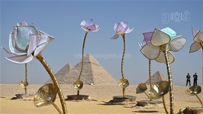 معرض «الأبد هو الآن» يدمج الماضي بالحاضر بجوار الأهرامات، والذكاء الاصطناعي يتصدر المشهد (فيديو)