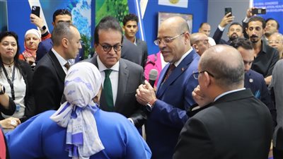 نائب رئيس الوزراء ووزير العمل يتفقدان معرض المؤتمر العالمي للسكان والصحة (صور)