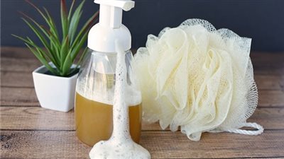 اصنعي بنفسك جل معطرا للجسم من مواد طبيعية