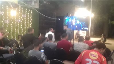 مقاهي الإسكندرية كاملة العدد، توافد جماهير الأهلي والزمالك لمتابعة مباراة نهائي كأس السوبر