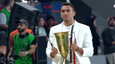 البطل الأولمبي أحمد الجندي يحمل كأس السوبر لملعب محمد بن زايد (فيديو)