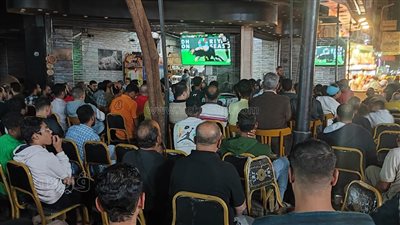 مقاهي ميت عقبة وجامعة الدول كاملة العدد لمشاهدة مباراة الأهلي والزمالك (فيديو وصور)