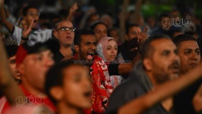 بأعلام الأهلي، جماهير القلعة الحمراء تتابع مباراة فريقهم بالسوبر في الجزيرة (فيديو وصور)